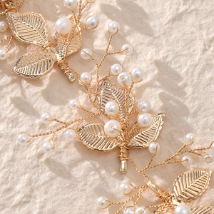 Peigne à cheveux de mariée fait main avec feuilles dorées et perles blanches pour mariage
