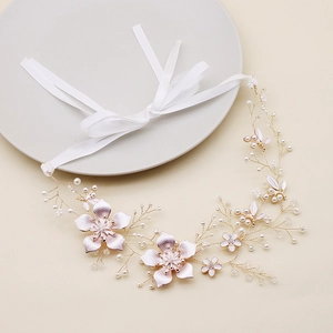 Bandeau de mariée fait main avec fleurs blanches, perles et cristaux sur fil doré