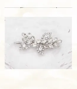 Gros plan détaillé d'une pince à cheveux en forme de branche avec des strass marquise brillants