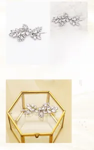 Détail d'une pince à cheveux argentée en forme de feuille ornée de strass brillants