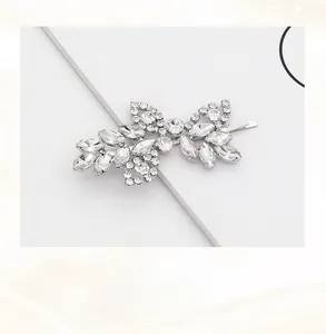 Détail d'une barrette à cheveux artisanale avec strass marquise et fil d'argent tissé