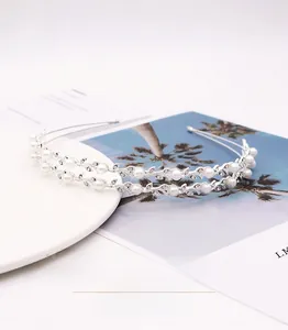 Vue détaillée d'un serre-tête de mariée argenté à double rangée avec perles et strass