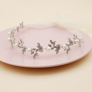 Elegante cerchietto da sposa con foglie d'argento, perle bianche e strass brillanti