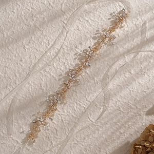 Serre-tête de mariée élégant fait main avec perles, fleurs blanches et cristaux
