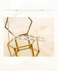Détail du serre-tête fait main à double couche de perles avec structure en métal argenté