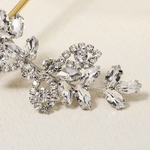 Barrette à cheveux florale en cristal brillant avec finition en métal argenté et doré
