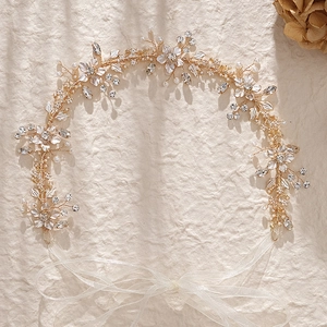Bandeau élégant en métal doré avec fleurs blanches, perles et cristaux pour mariée