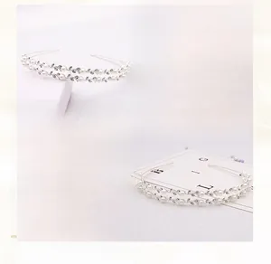 Vue détaillée du fil de cuivre fait main et des feuilles sur un serre-tête en perles