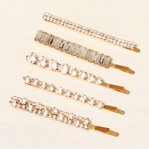 Vue détaillée du lot de 5 barrettes dorées avec strass brillants et finition métal