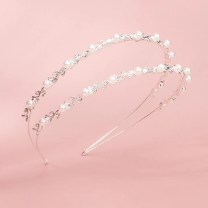 Ensemble serre-tête de mariée argenté avec perles blanches et feuilles sur fond rose