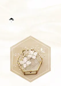 Vue détaillée d'un peigne à cheveux de mariée avec perles, cristaux et fleurs blanches