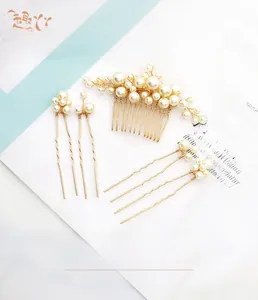 Dettaglio del set da sposa di cinque pezzi con perle bianche e filo dorato