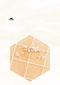 Dettaglio di un set di 5 accessori per capelli da sposa con perle e filo dorato