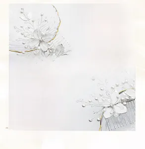 Détail d'un peigne à cheveux de mariée fait main avec perles et fleurs blanches