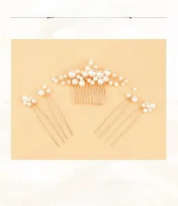 Dettaglio del set da sposa di 5 pezzi con perle e forcine per capelli in filo dorato