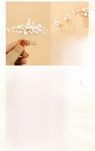 Dettaglio del pettine e forcine per capelli con perle e filo dorato fatto a mano