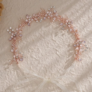 Vigne de cheveux mariée or rose avec perles, cristaux et fleurs en métal délicates