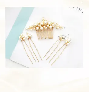 Dettaglio di un set per capelli da sposa con intreccio dorato e eleganti perle bianche