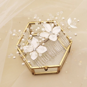 Peigne à cheveux de mariée argenté avec fleurs blanches, perles et cristaux sur tulle