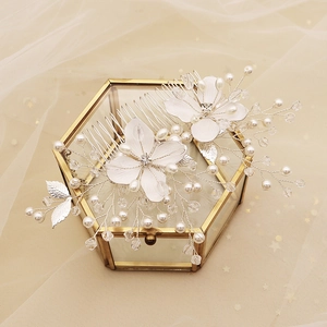 Peigne à cheveux de mariée élégant avec fleurs blanches, perles et cristaux sur coffret