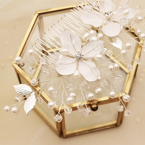 Peigne à cheveux de mariée fait main avec fleurs blanches, perles et cristaux argentés
