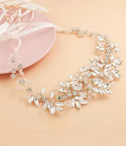 Dettaglio della cintura da sposa fatta a mano con cristalli marquise e nastro di raso