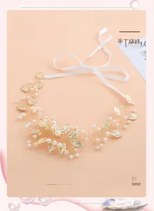 Vue détaillée d'un bandeau de mariée fait main avec feuilles dorées et perles blanches
