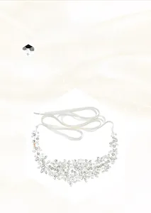 Cintura da sposa fatta a mano con foglie di cristallo e nastro di raso bianco