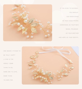 Détail de serre-tête de mariée fait main doré avec des perles et feuilles métalliques