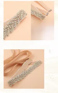 Détail d'une ceinture de mariée faite main avec strass argentés sur ruban de satin