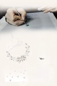 Détails d'un bandeau de mariée fait main avec feuilles dorées, perles et rubans