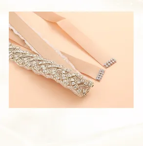 Détail de ceinture de mariée en strass avec fil de cuivre fait main et cristaux brillants