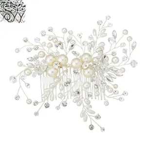 Vue détaillée du peigne de mariée argenté avec perles et strass au design floral