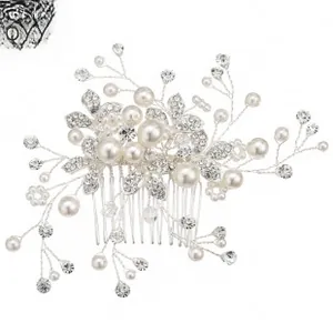 Détail du peigne à cheveux de mariée avec fil d'argent, perles blanches et strass fleuris