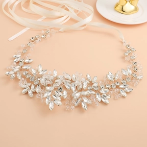 Elegante cintura da sposa con cristalli fatti a mano e nastri di raso su sfondo beige chiaro