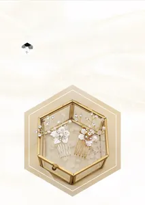 Detailansicht handgefertigter Braut-Haarkämme in Gold und Silber mit Perlen und Strass