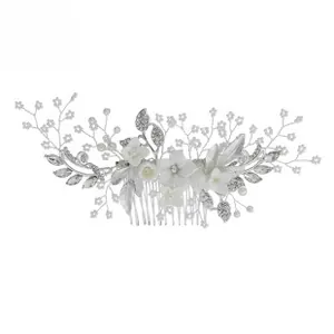 Détail du peigne de mariée avec fleurs blanches, perles et cristaux sur base argentée