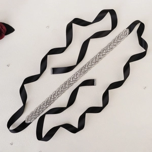Ceinture de mariée élégante avec cristaux scintillants et un long ruban de satin noir