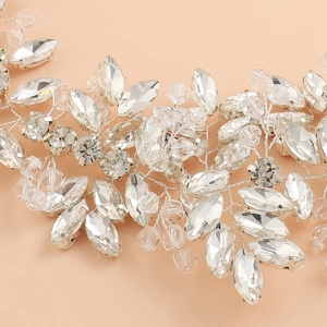 Cintura da sposa fatta a mano con cristalli marquise e tondi su sottile filo d'argento