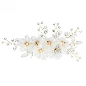 Vue macro du peigne à cheveux de mariée fait main avec fleurs de soie et perles