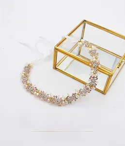 Gros plan détaillé du bandeau de mariée orné de perles et de strass étincelants