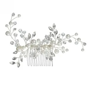 Détail macro du peigne de mariée avec fil d'argent fait main, perles et cristaux