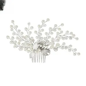 Détail de peigne à cheveux de mariée fait main avec perles et cristaux blancs