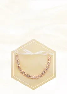 Vue détaillée du bandeau de mariée avec perles blanches, cristaux et rubans en soie