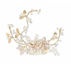 Détail d'un peigne à cheveux doré de mariée avec perles élégantes, cristaux et motifs de feuilles