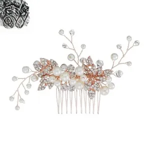 Détail d'un peigne à cheveux de mariée or rose avec perles à la main et strass brillants
