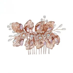 Détail d'un peigne à cheveux de mariée en or rose avec cristaux violets et perles
