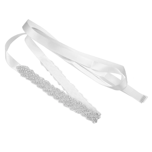 Ceinture de mariée élégante avec strass argentés sur ruban de satin blanc pour robes