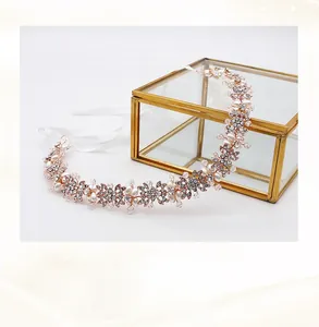 Vue détaillée du bandeau de mariée fait main en fil de cuivre or rose avec perles et cristaux