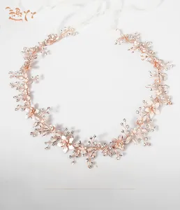Vue détaillée de la ceinture de mariée or rose avec feuilles en alliage et strass blancs